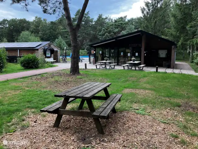 Location de Vacances Pays-Bas, Overijssel, Giethmen, bungalow - Bois de mélèze La réception est à environ 140 mètres. Les enfants peuvent facilement aller eux-mêmes à l'aire de jeux ou à la piscine, éventuellement avec les talkies-walkies.