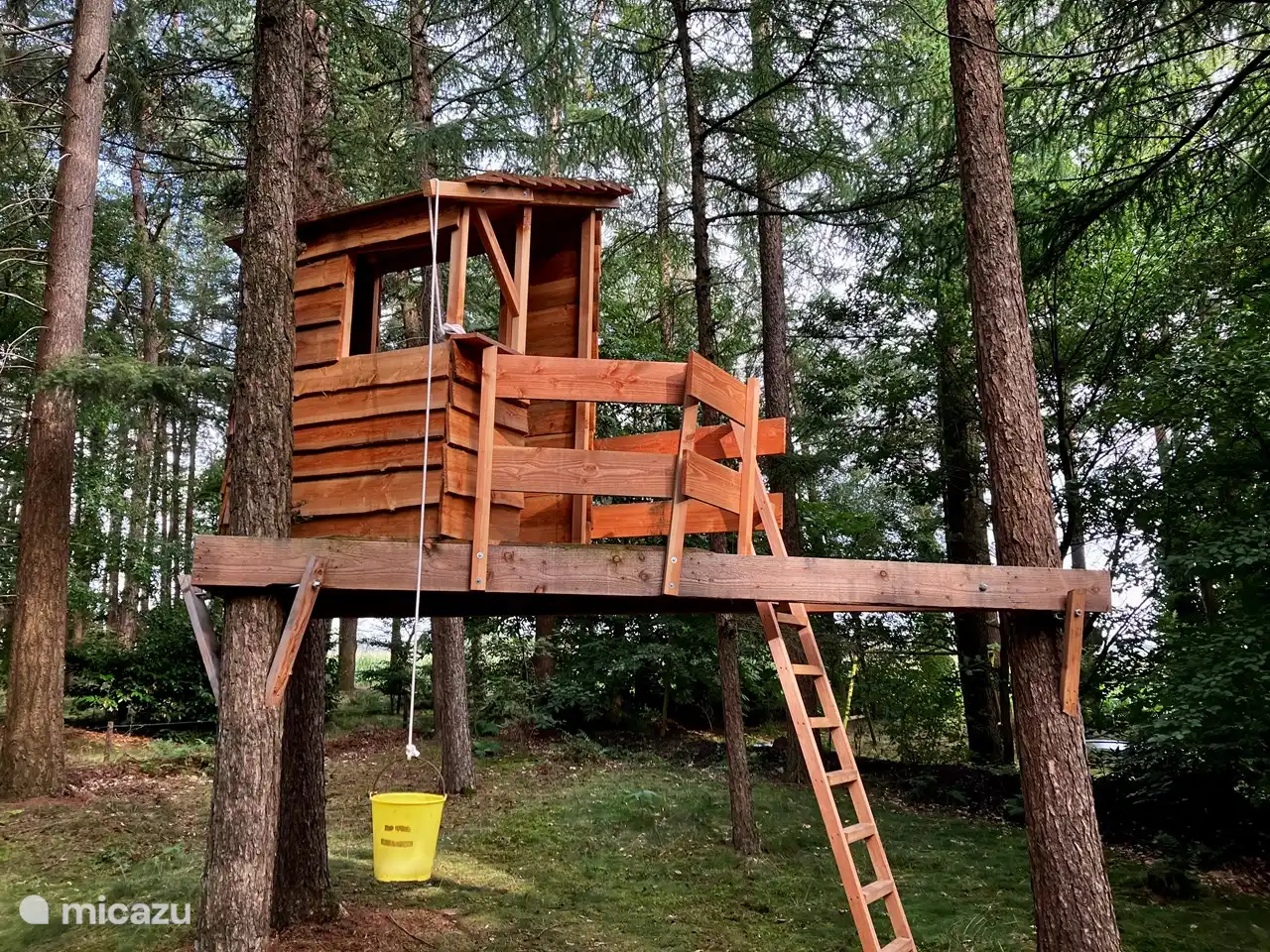 Die Kinder spielen gerne im Baumhaus, geeignet ab ca. 5 bis 6 Jahren. Jüngere Kinder unter Aufsicht.