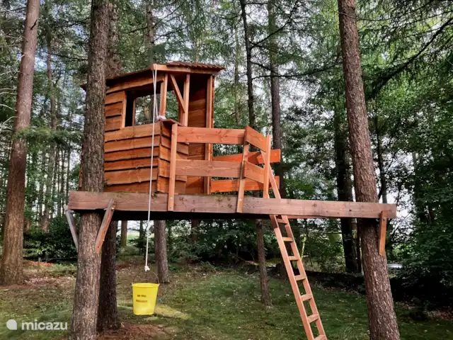 Location de Vacances Pays-Bas, Overijssel, Giethmen, bungalow - Bois de mélèze Les enfants aiment jouer dans la cabane dans les arbres, adaptée d'environ 5 à 6 ans.