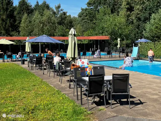 Location de Vacances Pays-Bas, Overijssel, Giethmen, bungalow - Bois de mélèze La piscine avec accès sécurisé pour les enfants, avec 3 bassins différents pour les plus petits, les plus petits et un bassin de 1,40m. La salle de bain principale mesure 20m x 12m.