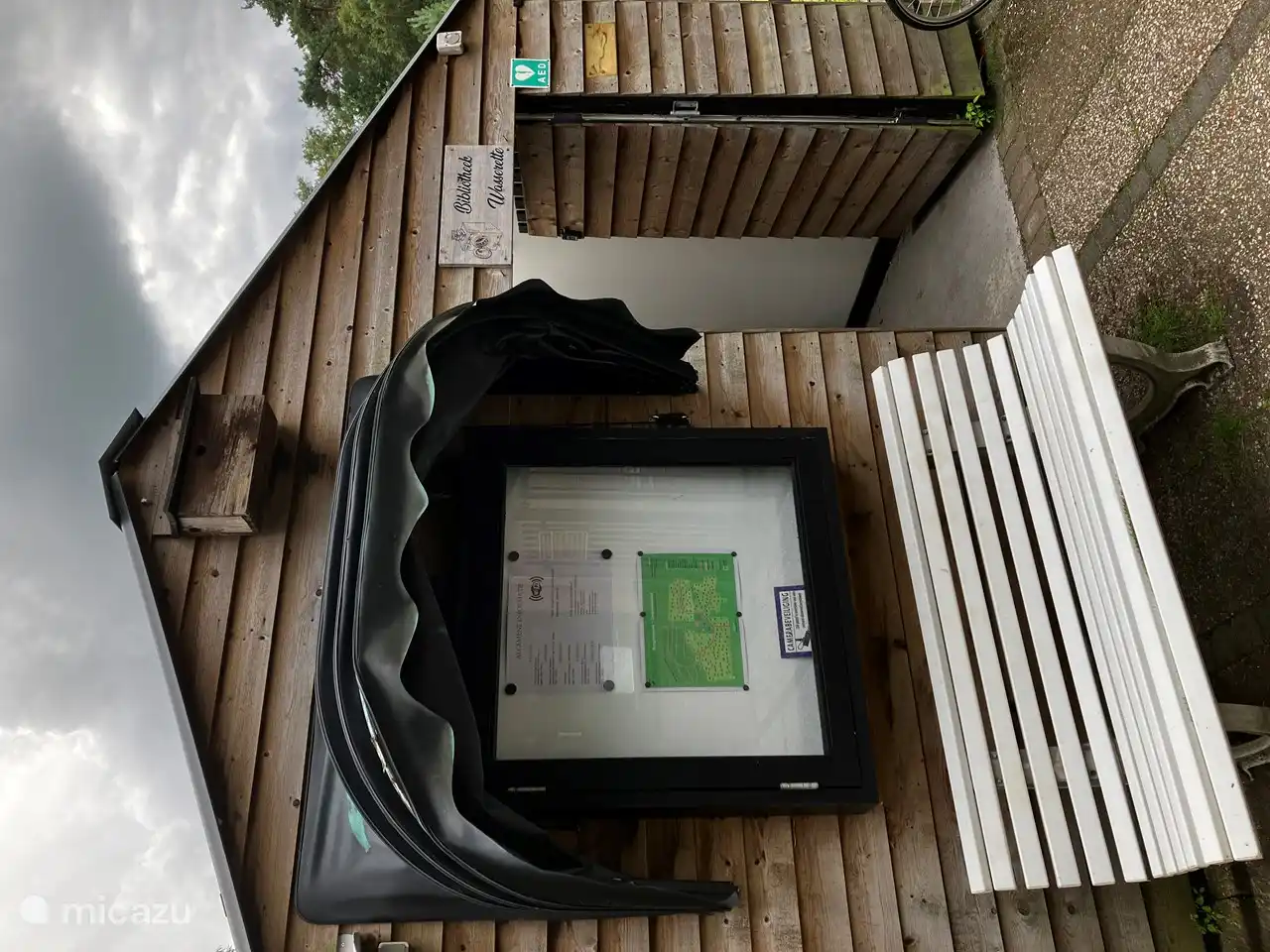 An der Rezeption gibt es eine kleine Bibliothek mit Waschsalon, Sammelstelle für Zeitungen, Post und Pakete.