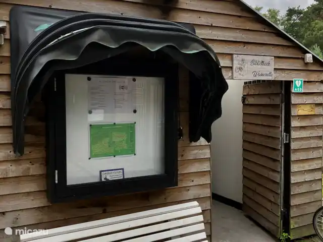 Location de Vacances Pays-Bas, Overijssel, Giethmen, bungalow - Bois de mélèze A la réception se trouve une petite bibliothèque avec une laverie, un point de collecte des journaux, du courrier et des colis.