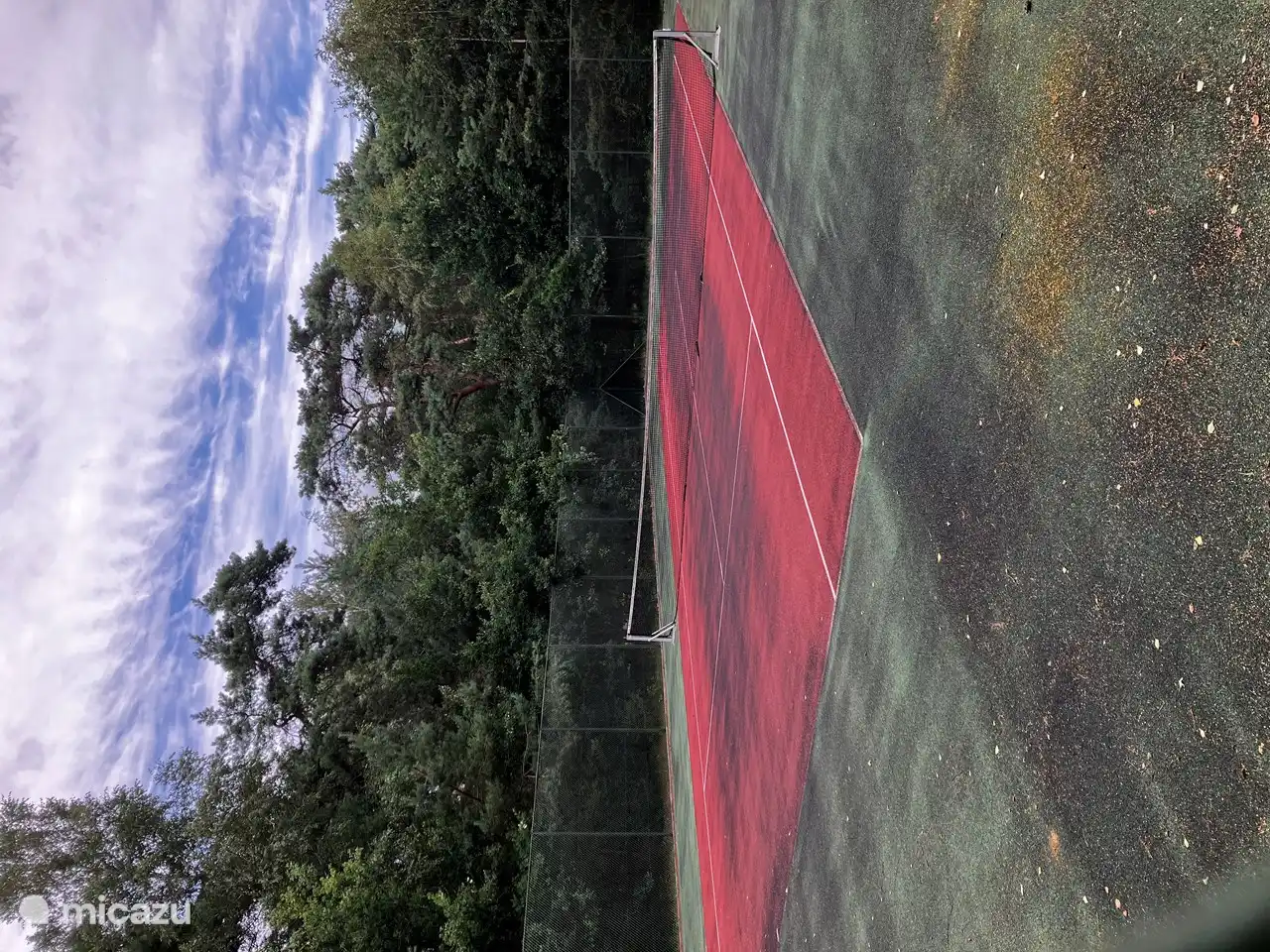 Ein Allwetter-Tennisplatz