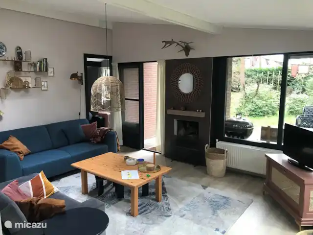 Location de Vacances Pays-Bas, Overijssel, Giethmen, bungalow - Bois de mélèze Le salon confortable dispose désormais également d'un poêle à bois (voir autre photo).