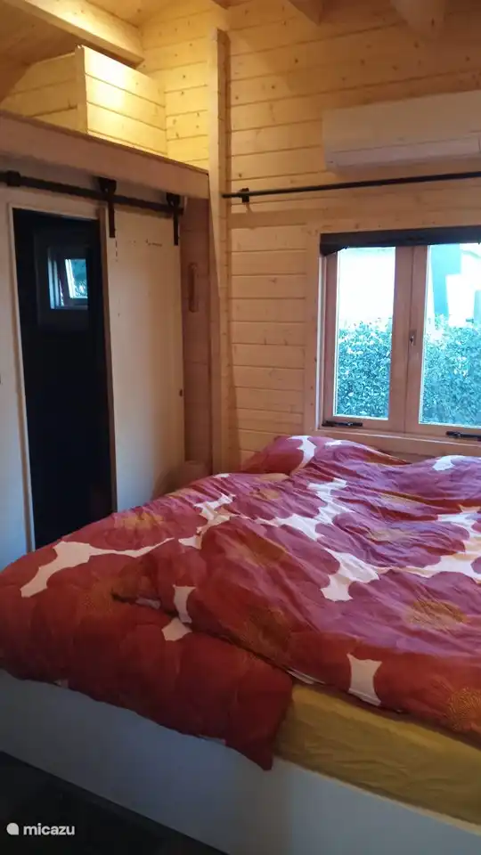 Ein geräumiges Doppelbett mit 2 Bettdecken