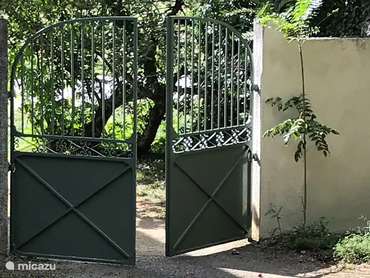 Eingangstor mit Privatweg zum Haus