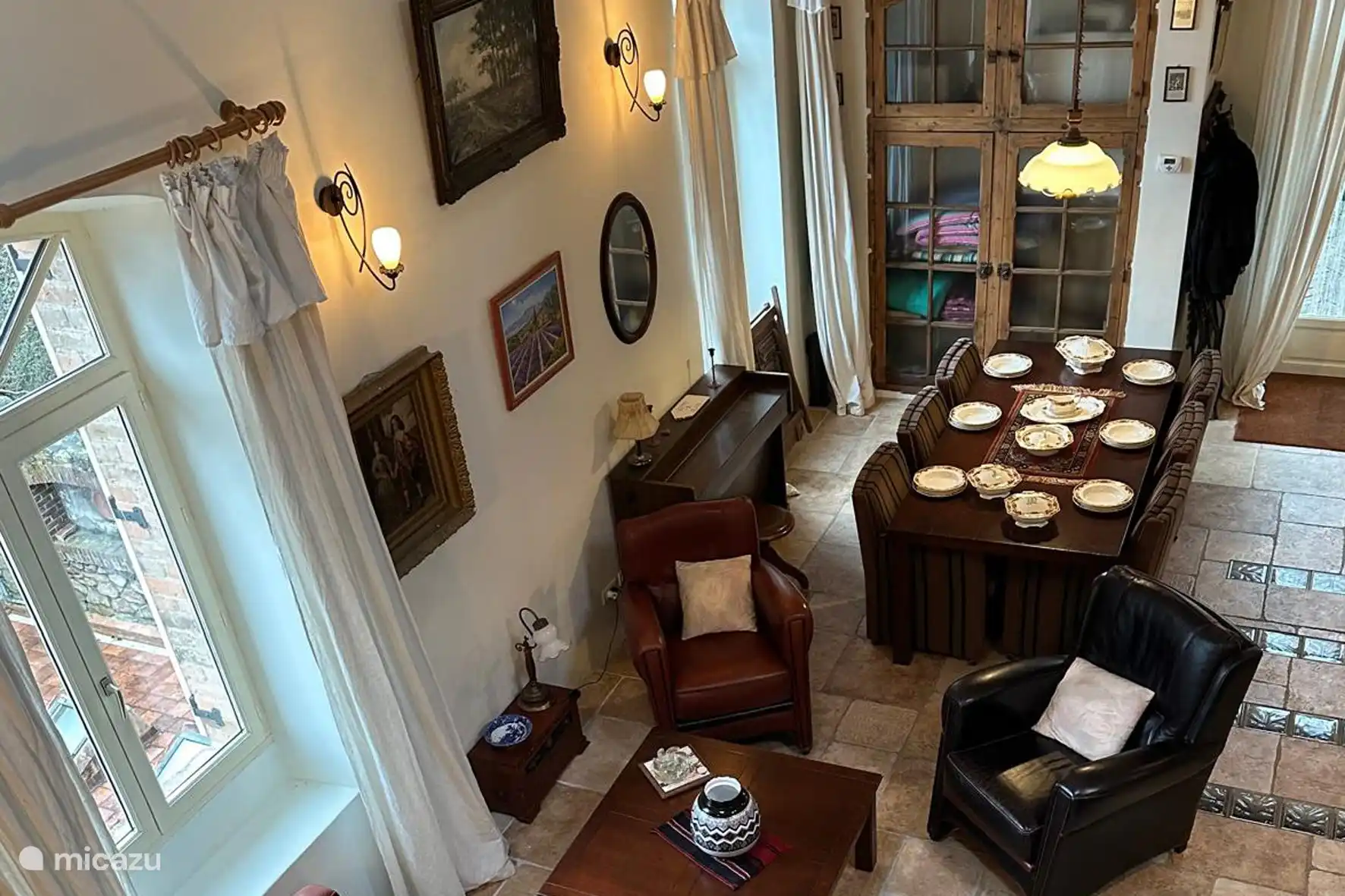 Esstisch und gemütliche Sitzecke