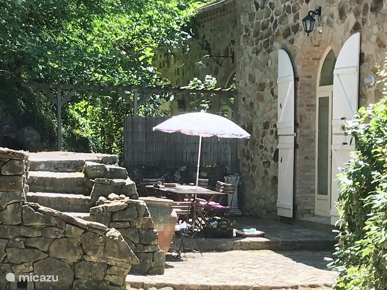 Terrasse neben der Küche und dem Wohnzimmer mit großen Terrassentüren