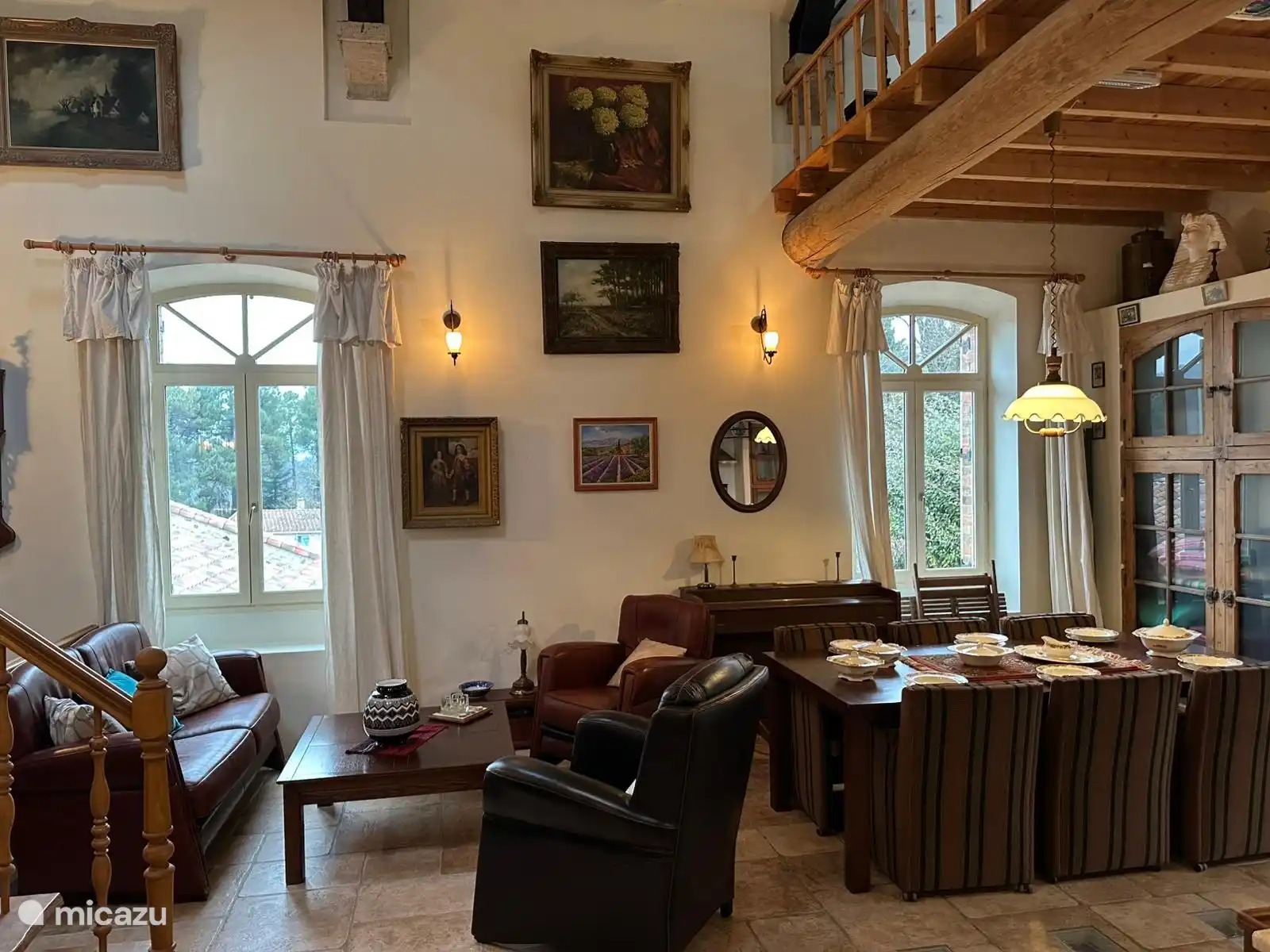 Wohnzimmer mit Essbereich, Küche und Zwischengeschoss