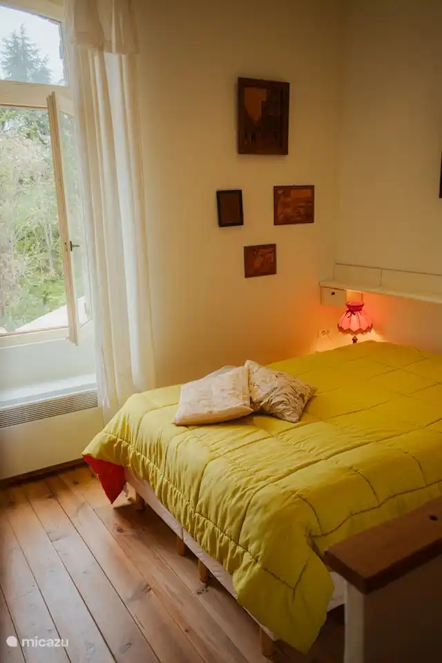 Helles Schlafzimmer mit Doppelbett