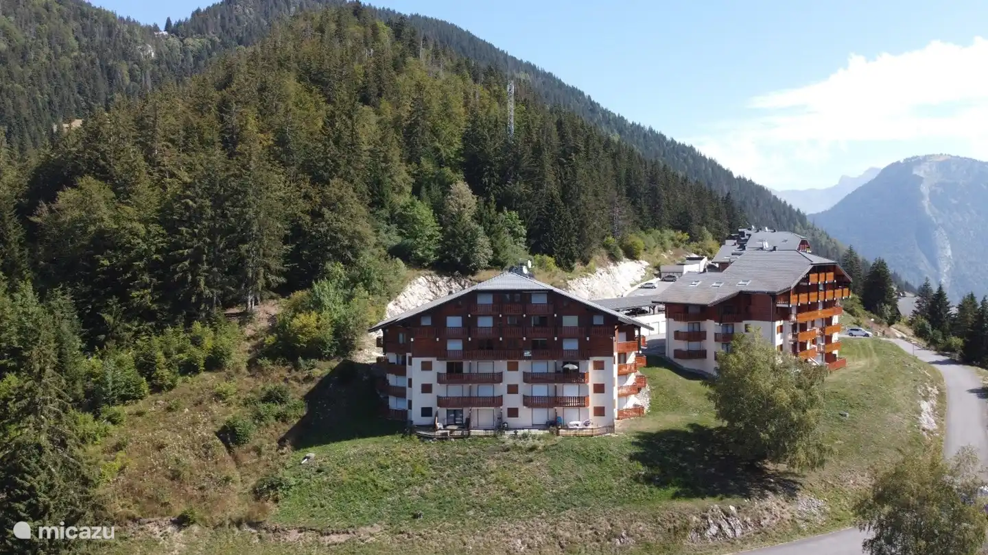 The residence is beautifully situated on the highest point of the mountain pass and from the pass you can see both the vall&#233;e s&#39;Aulps and the vall&#233;e d&#39;Aboncance