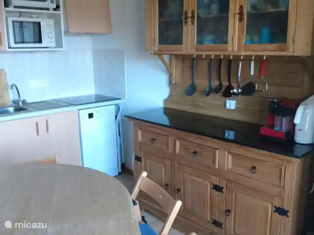 Location de Vacances France, Haute-Savoie, Morzine, appartement - panorama montagneux à couper le souffle La cuisine est équipée d'un micro-onde, four, Nespresso, bouilloire, induction, lave-vaisselle, grille-pain, mixeur plongeant et de nombreux ustensiles de cuisine
