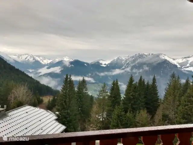 Location de Vacances France, Haute-Savoie, Morzine, appartement - panorama montagneux à couper le souffle Vue du balcon au début du printemps