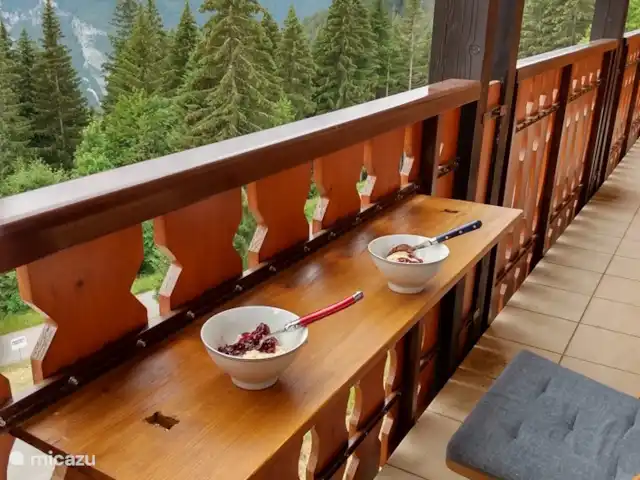 Location de Vacances France, Haute-Savoie, Morzine, appartement - panorama montagneux à couper le souffle Tellement agréable de se détendre prendre de la nourriture sur le balcon