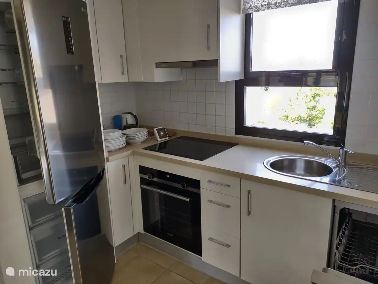 La cocina, frente al comedor, está totalmente equipada con frigorífico, placa de inducción, horno de convección y lavavajillas. Se proporcionan todos los suministros necesarios para cocinar, beber y comer.