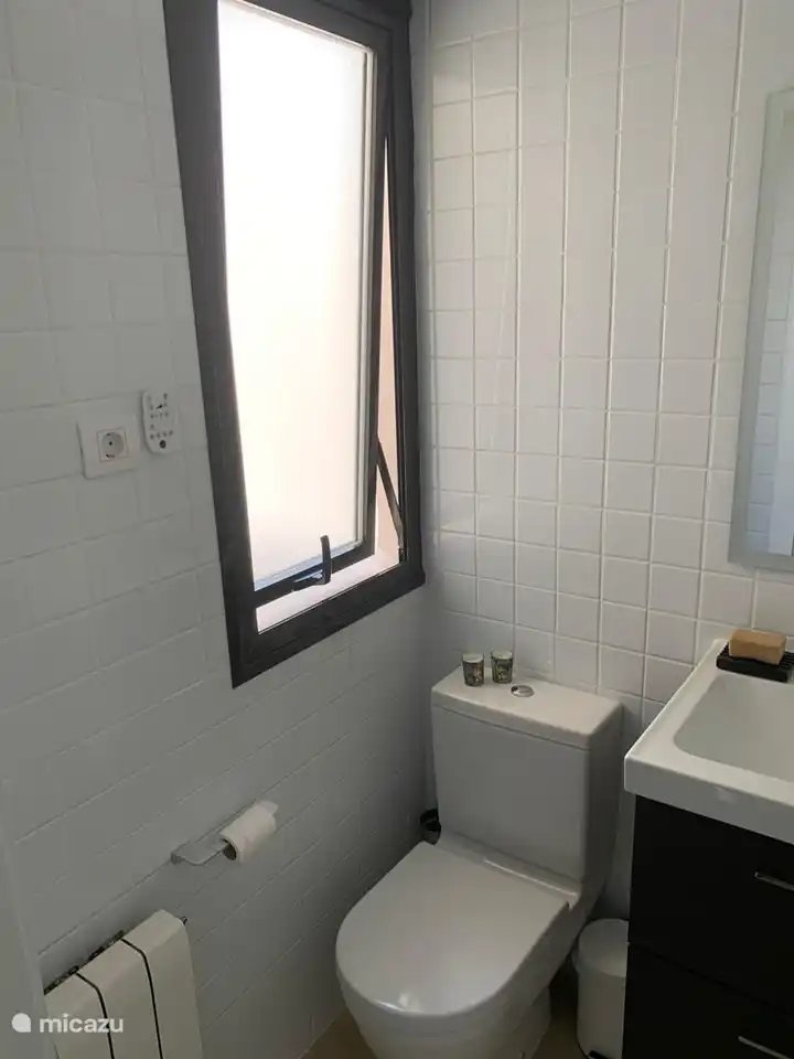 Aseo en dormitorio principal, comodidad al alcance de la mano.