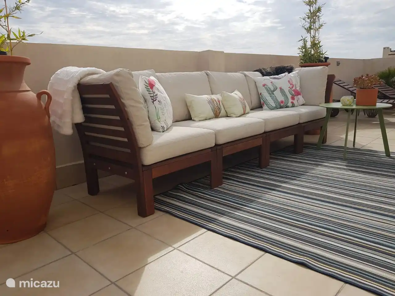 Disfruta de bebidas, snacks y de una relajante velada rodeado de espacio y comodidad en la terraza superior en forma de L.