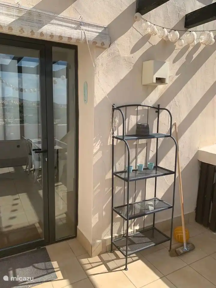 La puerta frontal de vidrio ofrece una bienvenida clara y transparente, que le permite ver tanto hacia adentro como hacia afuera, conectando el interior con el mundo exterior.