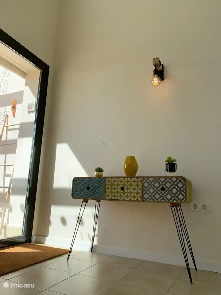 El salón de techos altos le da la bienvenida con una sensación de espacio y grandeza, una entrada impresionante que marca el comienzo de una estadía extraordinaria.