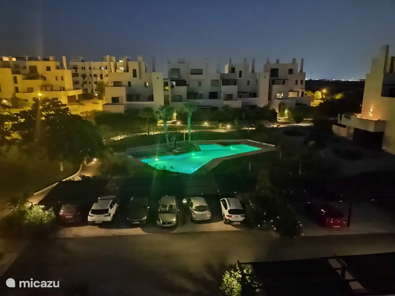 Tan pronto como se pone el sol, la piscina ofrece un espectáculo encantador con una iluminación suave.