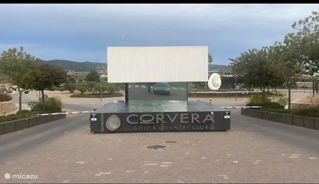 Después de registrarse como visitante, será amablemente recibido por seguridad en la entrada de Corvera Golf and Country Club.