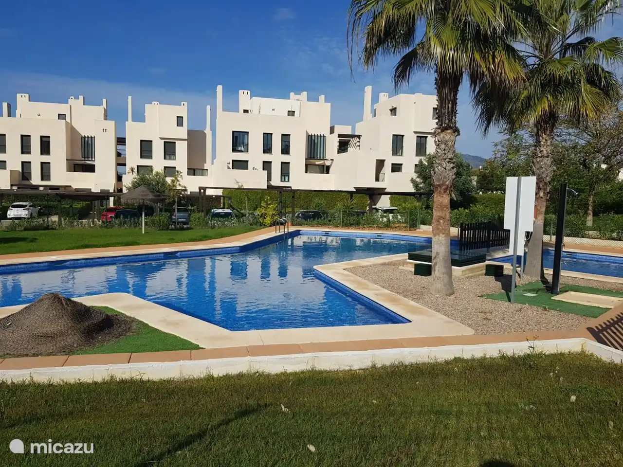 Disfrute de la piscina de 09:00 a 21:00, para refrescantes chapuzones y momentos de relajación durante todo el día.