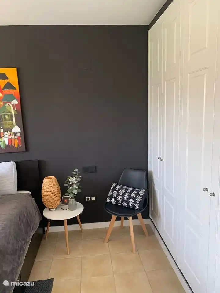 El dormitorio principal tiene dos armarios.