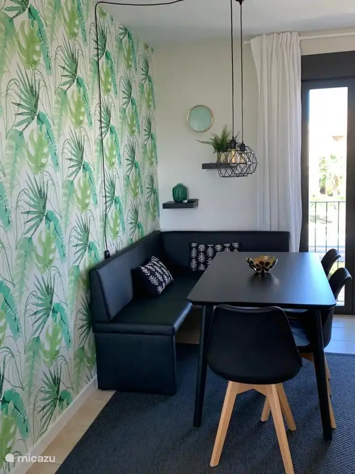 El comedor ofrece una espaciosa mesa de comedor para ocho personas, un televisor de pantalla plana y prácticos gabinetes de almacenamiento perfectos para reuniones y almacenamiento.