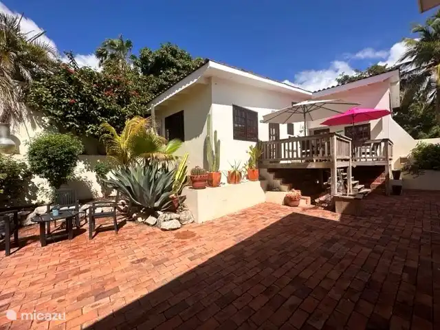 Eine Terrasse mit herrlichem Blick auf den Pool