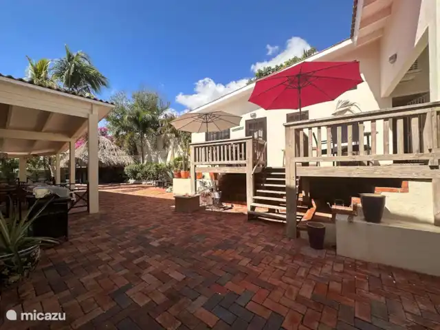 Sylvie Resort - Studio Loft | Curaçao, Banda Ariba (est), Cas Grandi - appartement Terrasse avec parasol rose