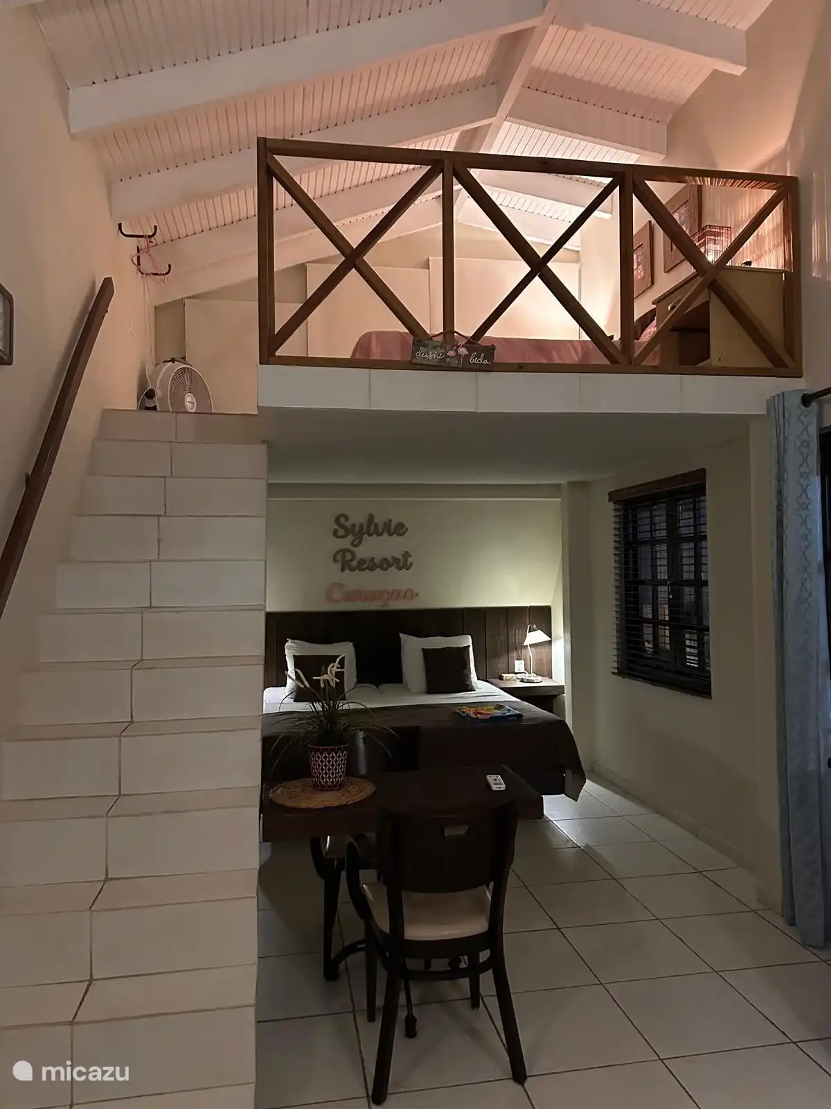 Im Obergeschoss befindet sich ein Queensize-Bett