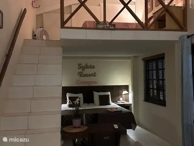 Sylvie Resort - Studio Loft | Curaçao, Banda Ariba (est), Cas Grandi - appartement À l’étage se trouve un lit queen