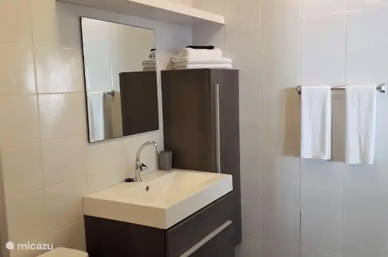 Schönes Badezimmer mit WC und Dusche