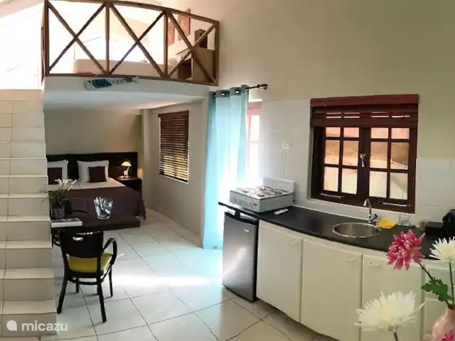 Sylvie Resort - Studio Loft | Curaçao, Banda Ariba (est), Cas Grandi - appartement en bas un joli lit pour deux personnes ou il peut également être écarté
