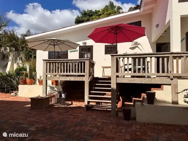 Terrasse mit Waschküche dazwischen