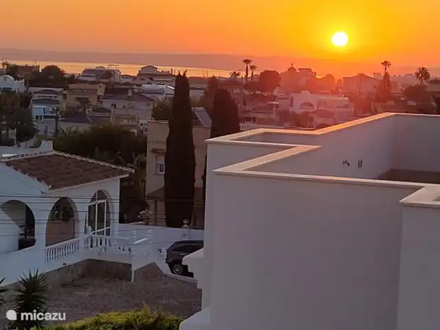 Location de Vacances Espagne, Costa Blanca, San Miguel de Salinas, appartement - Zone Plage Lagon Bleu Lever du soleil vu de la terrasse sur le toit