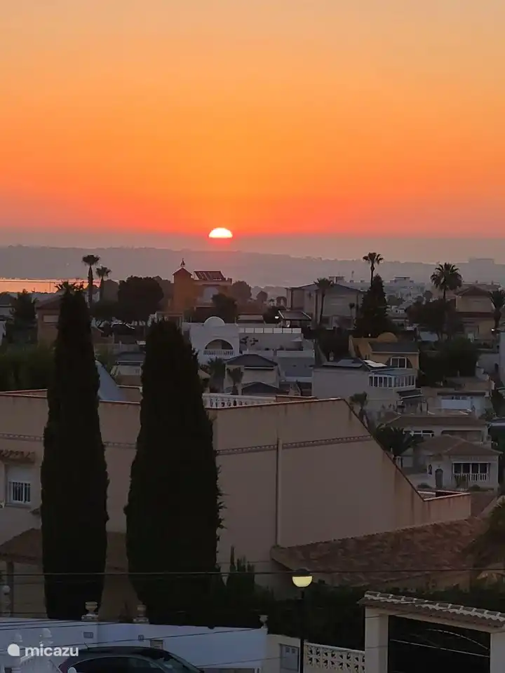 Lever du soleil vu de la terrasse sur le toit