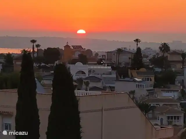 Location de Vacances Espagne, Costa Blanca, San Miguel de Salinas, appartement - Zone Plage Lagon Bleu Lever du soleil vu de la terrasse sur le toit