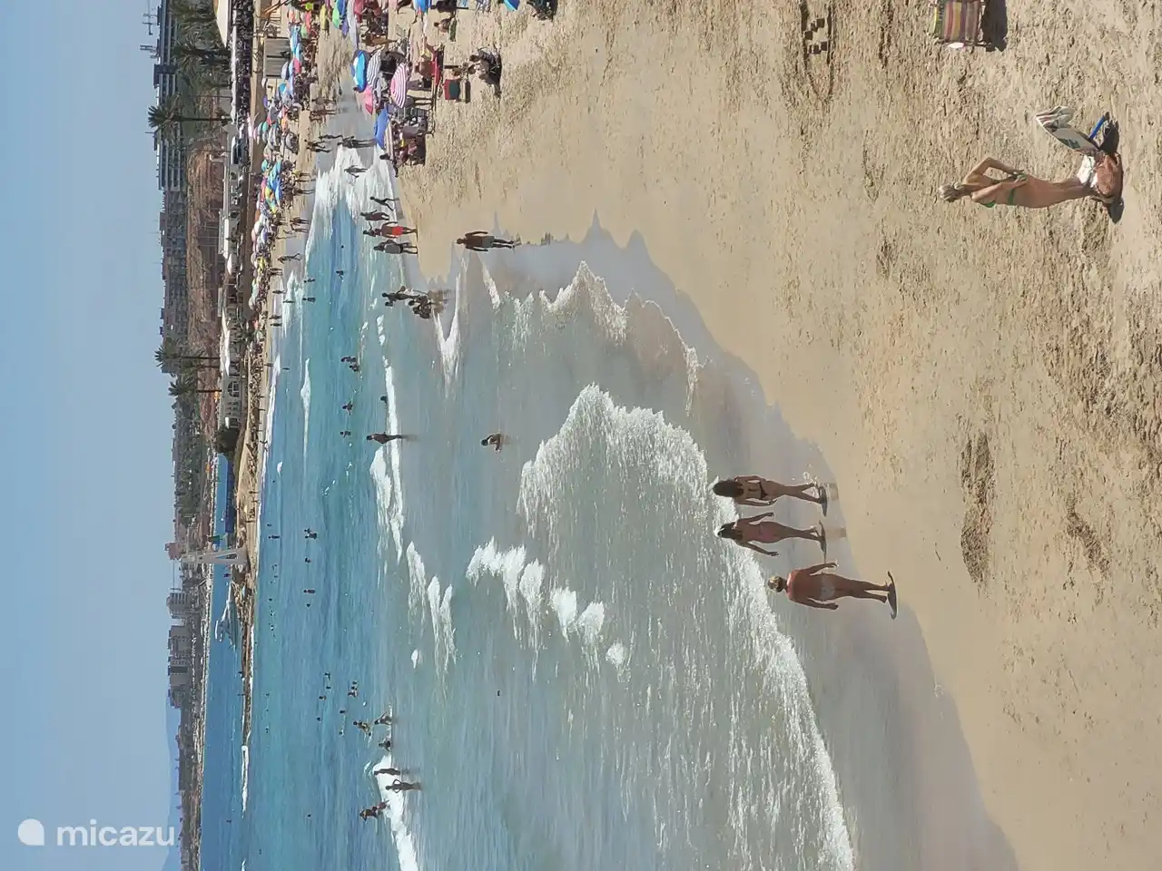 La plage très confortable La Zenia avec un très beau restaurant et une terrasse qui offre une vue panoramique sur la plage et la mer Méditerranée. 
Ce restaurant est fortement recommandé et certainement pas cher avec de la nourriture et des boissons.

