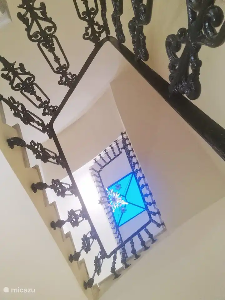 Foto unseres wunderschönen Marmortreppenhauses, das alle drei Etagen und die Dachterrasse verbindet.