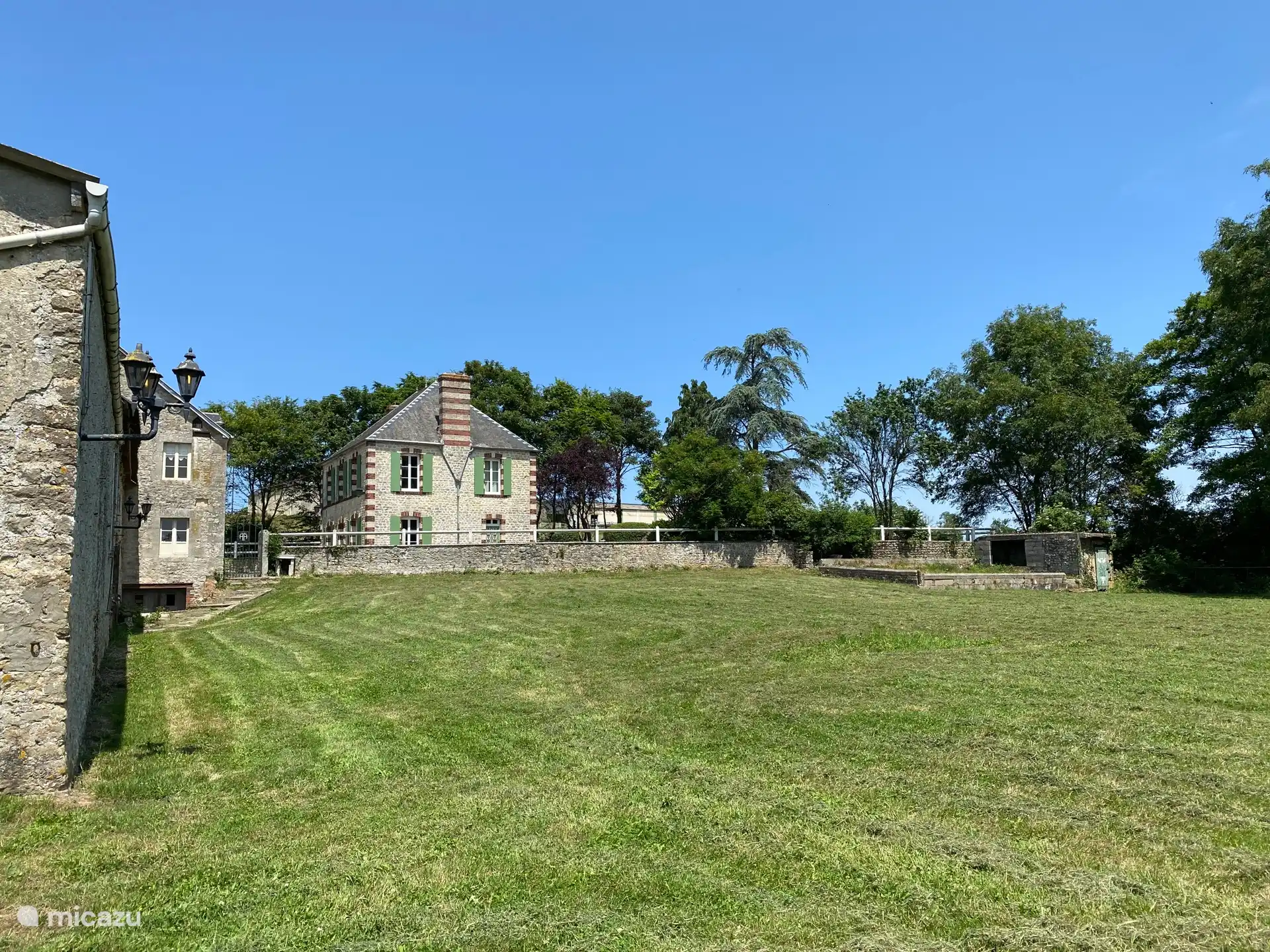 Grundstück rund um das Haus. 