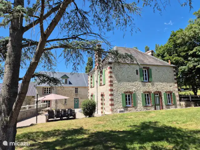 Le Moulin du Saon huren in Frankrijk, Calvados, Saon - vakantiehuis Fijne tuin rondom met tuinset, picknicktafel, parasol en twee ligstoelen.