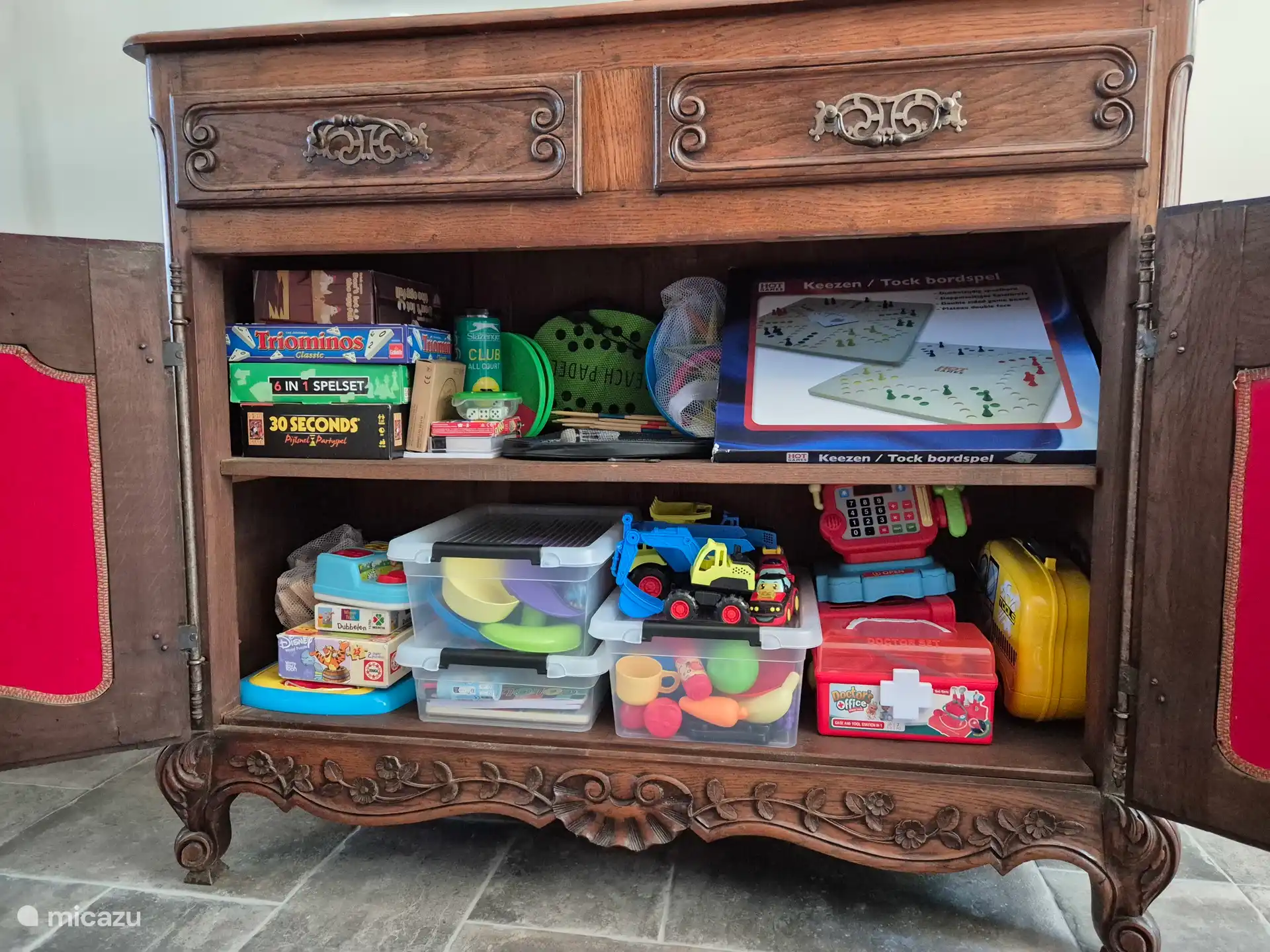 Spiel- und Spielschrank im Wohnzimmer.