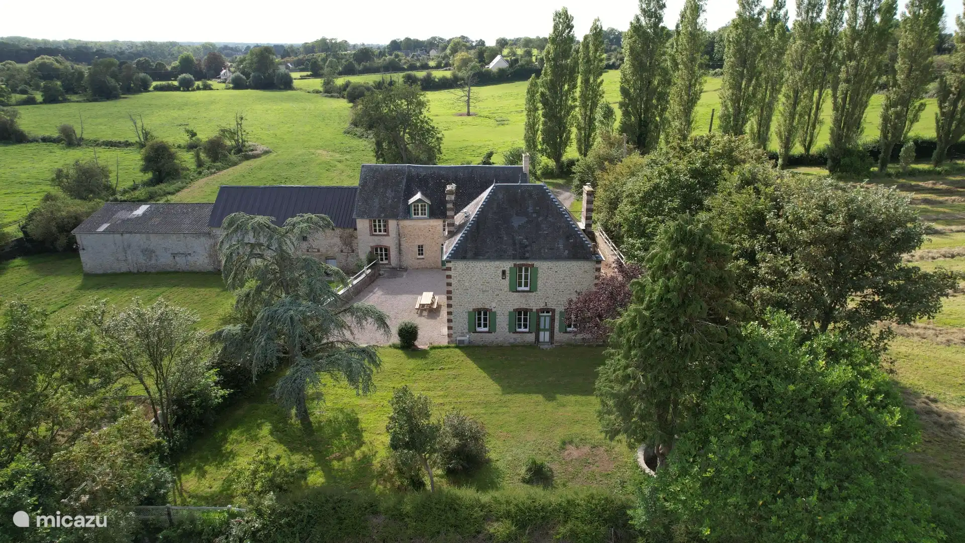 Huis, tuin, naastgelegen schuren, uitzicht