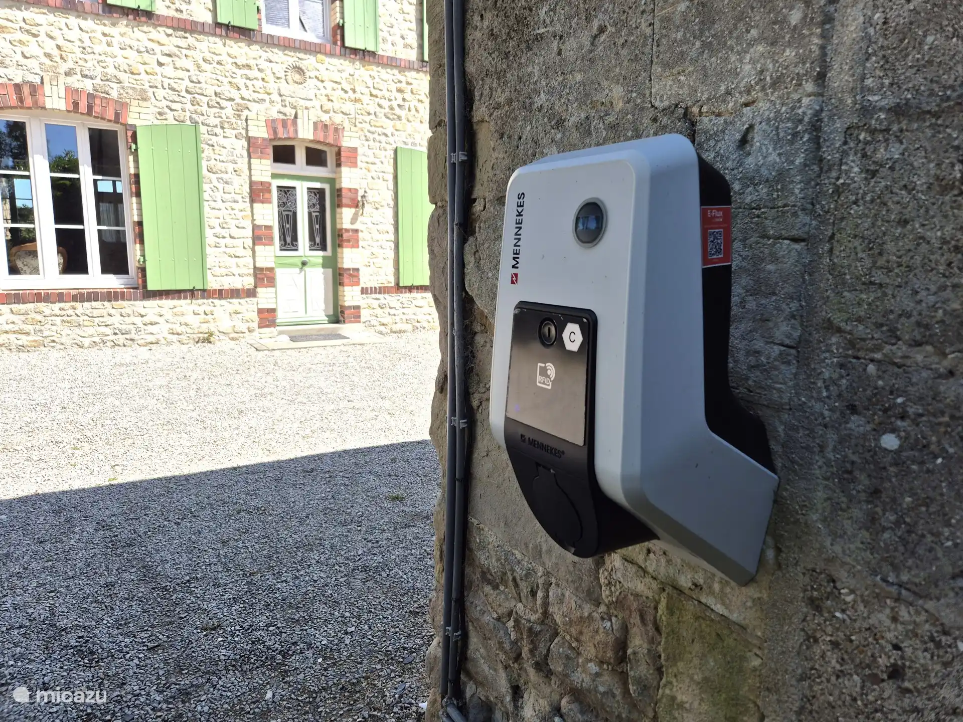 Ladestation vorhanden. 