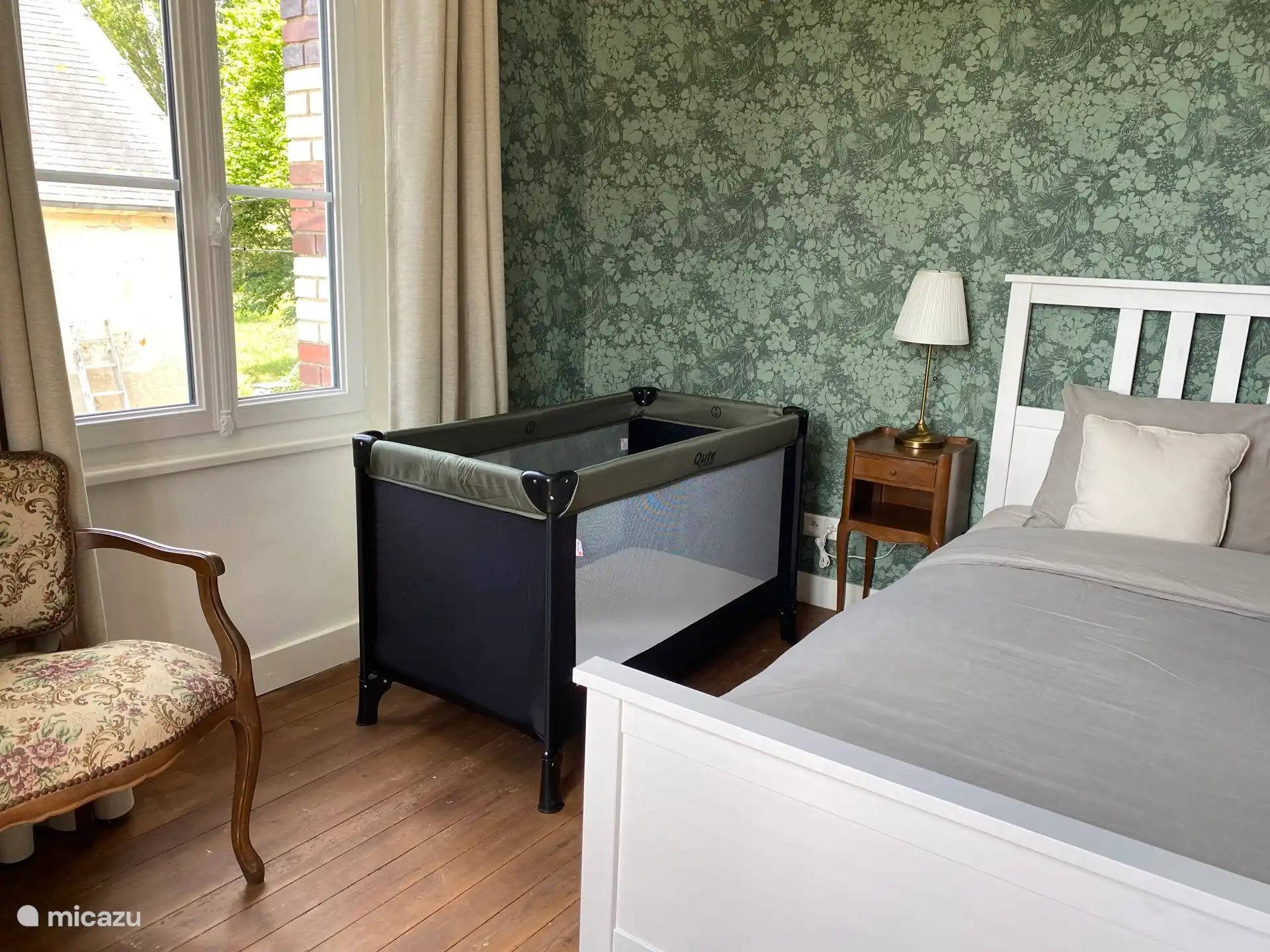 Kinderbett auf Anfrage erhältlich.