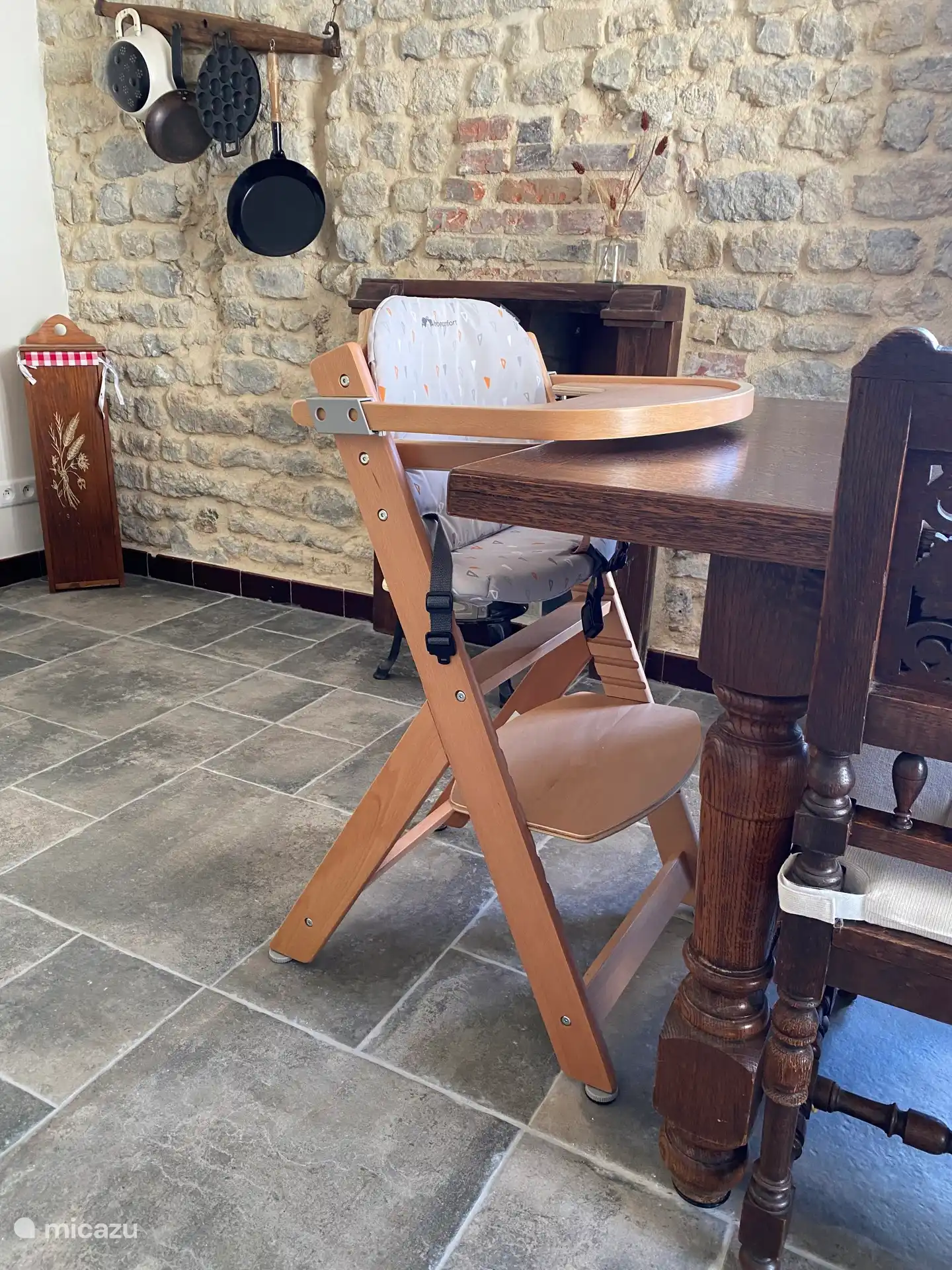 Hochstuhl auf Anfrage erhältlich.