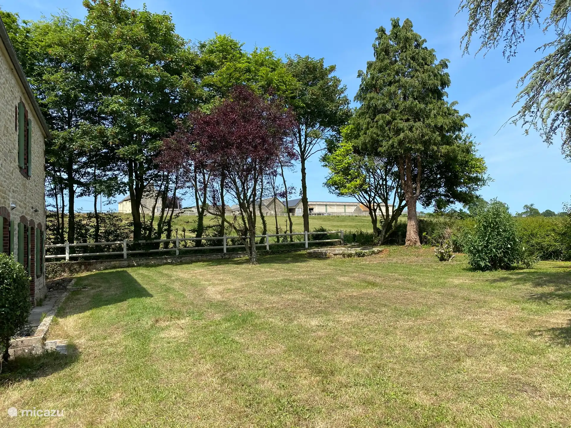 Garten hinter dem Haus.