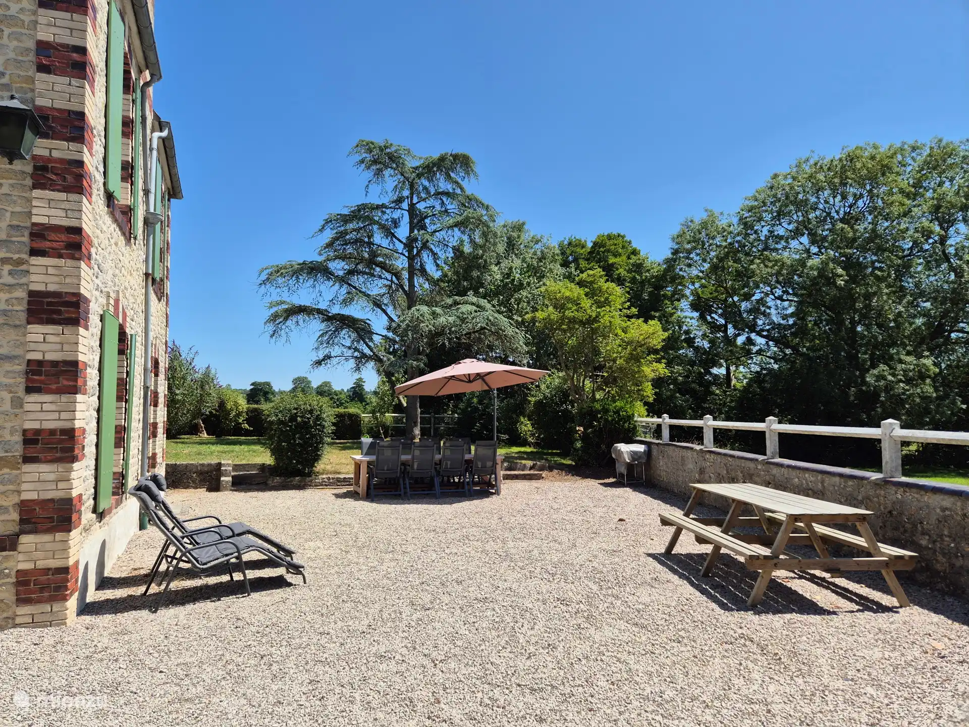 Neben dem Haus ein wunderbarer Ort zum Entspannen in den Sonnenliegen, am Gartentisch oder im Gras. 