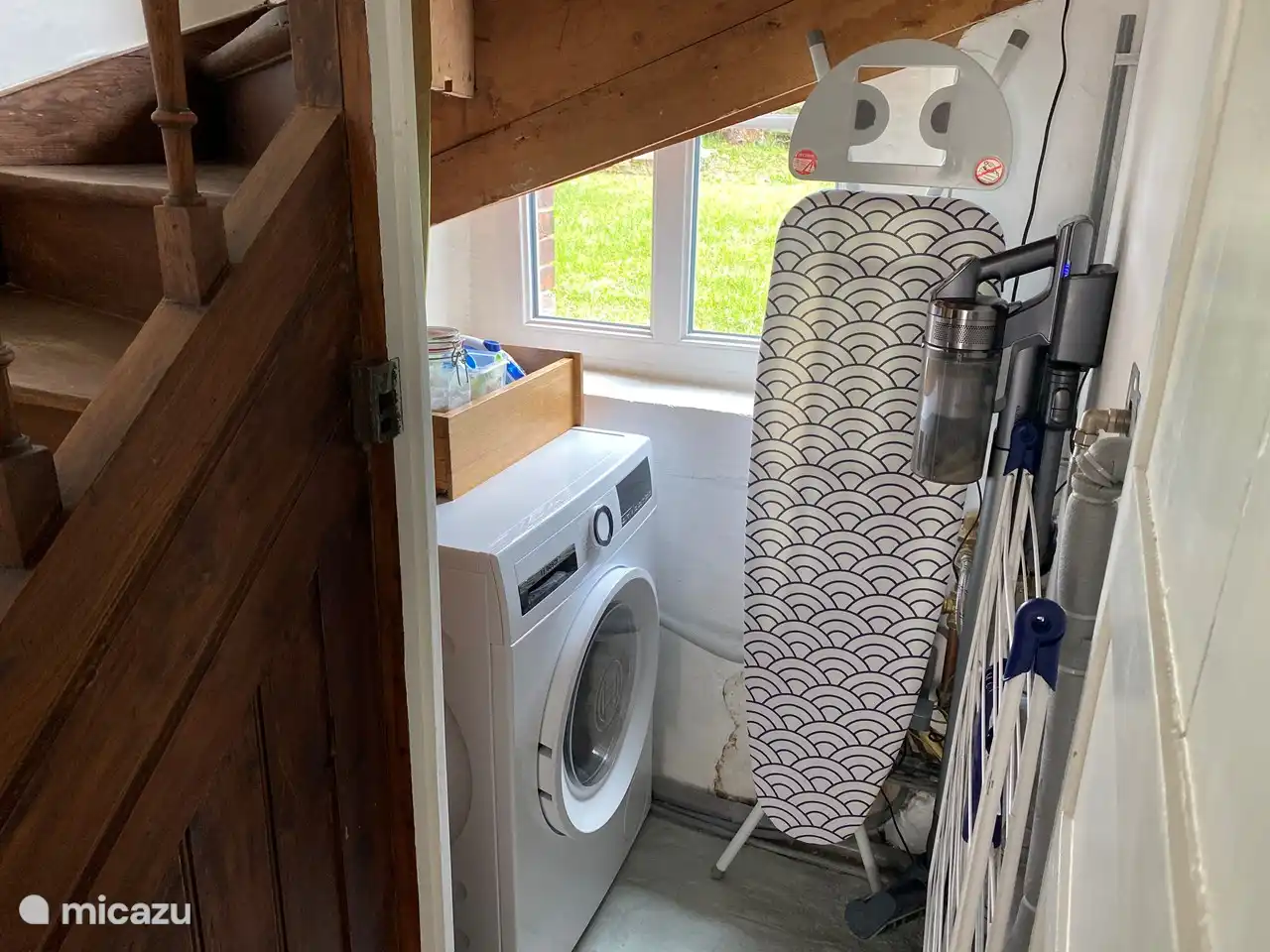 Treppenschrank, Waschmaschine, Staubsauger, Bügeleisen, Bügelbrett